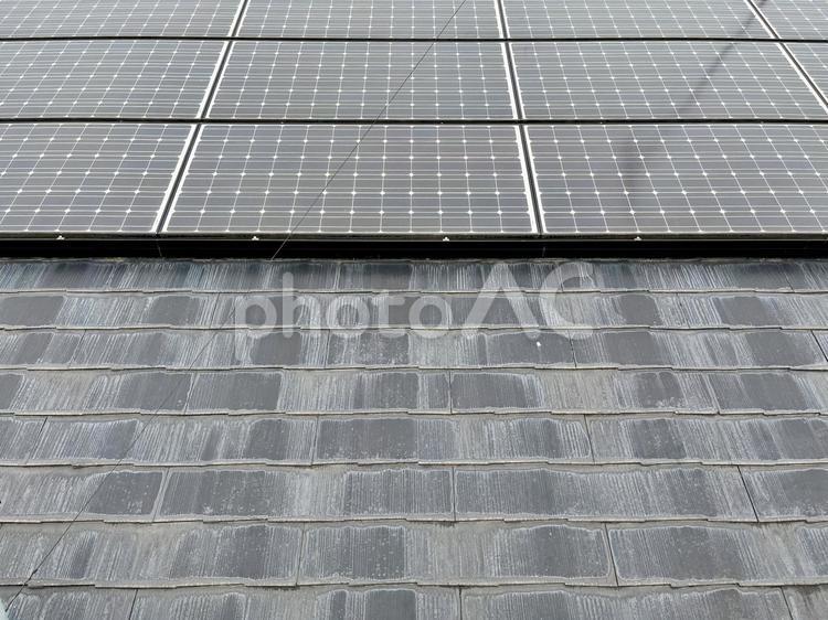 劣化した屋根に乗ったソーラーパネル② 太陽光パネル,ソーラーパネル,屋根の写真素材