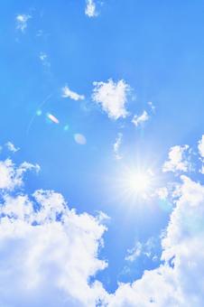 爽やかな青空と雲と太陽 爽やかな青空と雲と太陽 青空,太陽,大空の写真素材