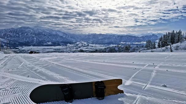 スキー場のゲレンデとスノーボードと冬景色の写真