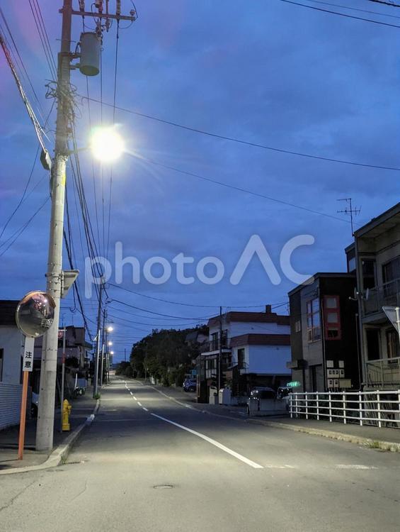 早朝の住宅街 道路,街並み,交差点の写真素材