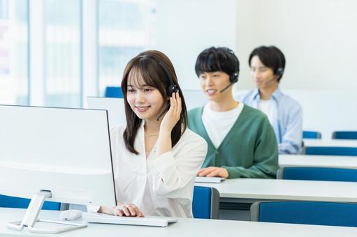 インカムで話すオペレーター オペレーター,コールセンター,笑顔の写真素材