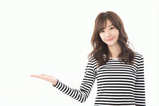 若い女性 指差し 手のひら 若い女性 指差し 手のひらの写真