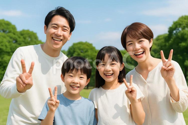 家族でピースしながらカメラを見る構図 家族,親子,ファミリーの写真素材