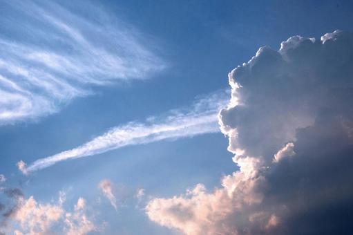 西の空に暗雲 西の空に暗雲 午後,暗雲,入道雲の写真素材