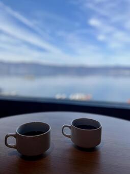 ２つ並んだコーヒーカップ コーヒーカップ,部屋,窓の写真素材