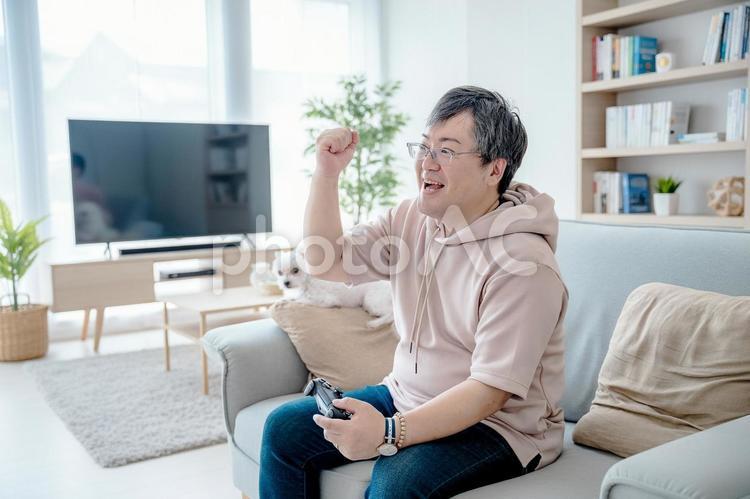 ゲームで遊ぶ男性 男性,大人,カジュアルの写真素材