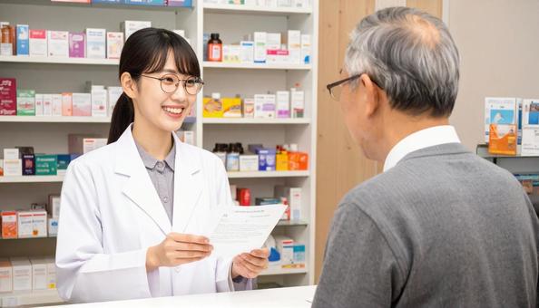 笑顔で働く薬剤師 笑顔で働く薬剤師の写真