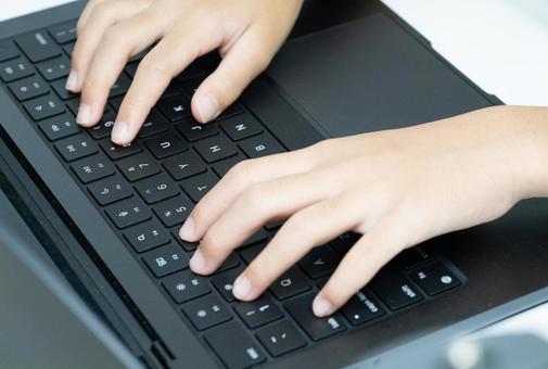黒いキーボードでタイピングする子供の手 キーボード,手,子供の写真素材