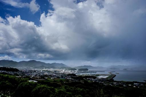 <素材>遠くの街や海に雨が降り注ぐ風景 <素材>遠くの街や海に雨が降り注ぐ風景 風景,空,雨の写真素材