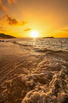 海岸沿いから眺める夕暮れ 海岸沿いから眺める夕暮れの写真