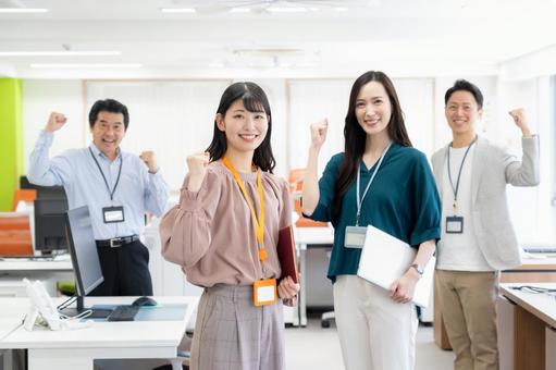 オフィスで働く男女のエンジニア オフィスで働く男女のエンジニアの写真