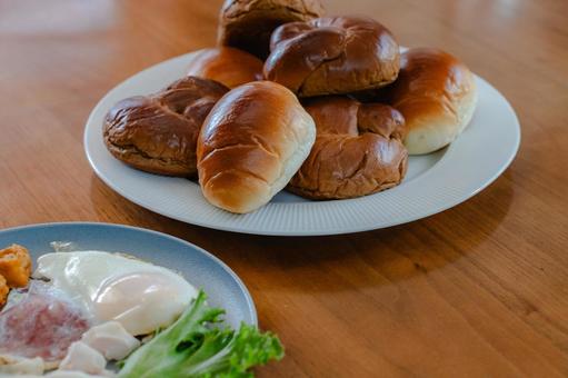 ロールパンと和洋の朝食セット ロールパンと和洋の朝食セット 朝食,朝ごはん,パンの写真素材
