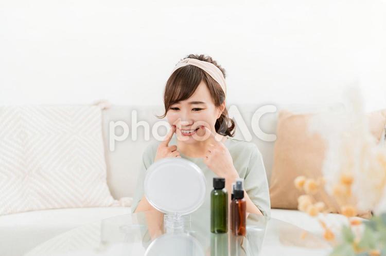 口角を上げる練習をする日本人女性 口角,口,表情筋の写真素材