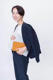 パソコンと手帳を持つ女性 パソコンと手帳を持つ女性 ビジネス,営業,会社員の写真素材