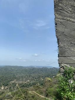 断崖の端から見渡す広大な山並みの風景 断崖の端から見渡す広大な山並みの風景の写真