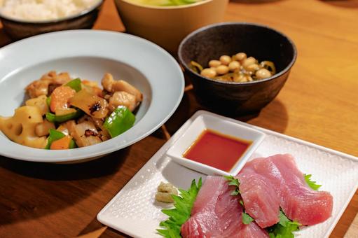 まぐろ刺身と鶏肉炒めの夕食 まぐろ刺身と鶏肉炒めの夕食 夕食,和食,まぐろの写真素材