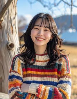 冬・セーター姿の彼女は笑顔の写真