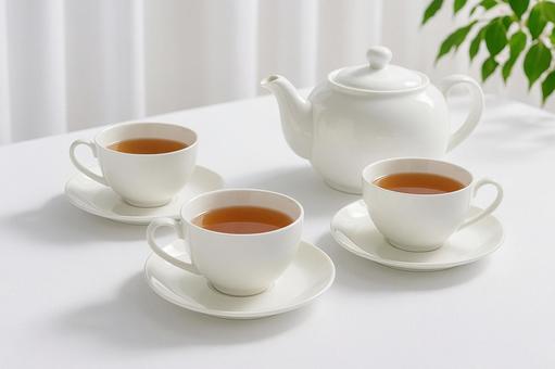 白いティーセットと紅茶の時間 白いティーセットと紅茶の時間の写真