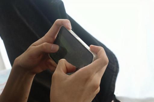スマホを持つ男性の手 スマホを持つ男性の手 スマホ,男性,ビジネスの写真素材