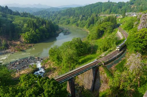 250521長野県栄村飯山線と山藤 長野県,下水内郡,栄村の写真素材