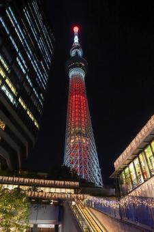 ライトアップされたスカイツリーと商業施設 スカイツリー,ライトアップ,イルミネーションの写真素材