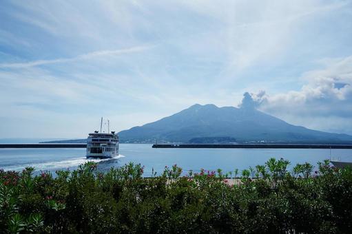 鹿児島港から望む桜島 鹿児島港から望む桜島 桜島,火山,活火山の写真素材