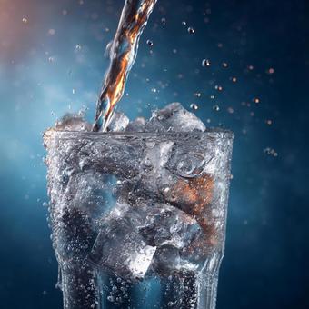 夏にぴったり!爽やかな泡立つ水のグラス 夏にぴったり!爽やかな泡立つ水のグラスの写真