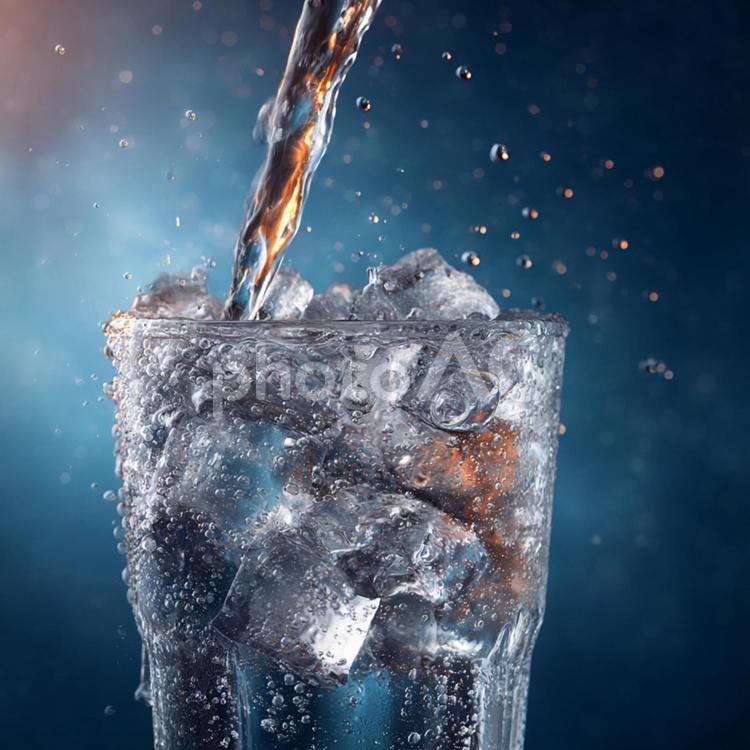 夏にぴったり！爽やかな泡立つ水のグラス 水,グラス,氷の写真素材