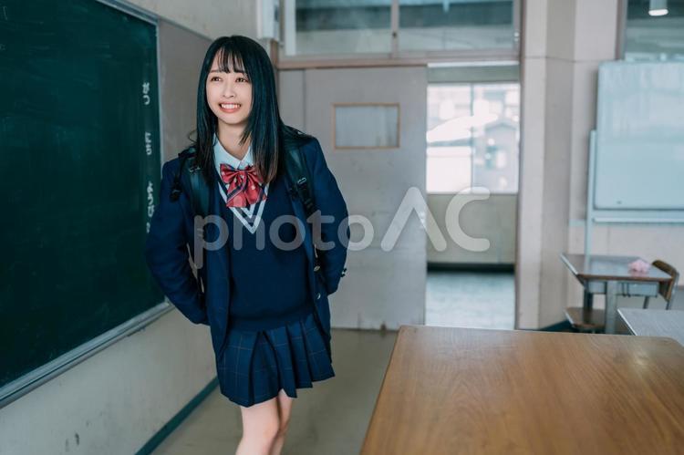 教室で楽しそうに騒ぐ女子高校生 女子高校生,高校生,学生の写真素材