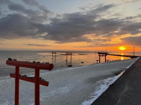 大魚神社の海中鳥居と朝日の風景（太良町） 大魚神社,神社,海中鳥居の写真素材