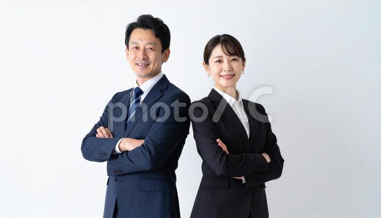 自信に満ち腕組みをするビジネスマン プロフェッショナル,腕組み,プロの写真素材