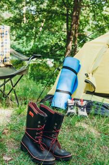青い荷物と赤い靴　縦 靴,テント,キャンプの写真素材