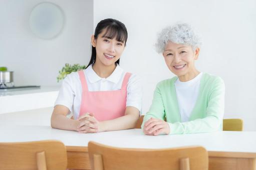 シニア女性を介護をする介護士の女性 シニア女性を介護をする介護士の女性 介護,介護士,シニアの写真素材
