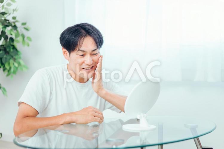 肌の調子がいい男性（笑顔） スキンケア,メンズ美容,笑顔の写真素材