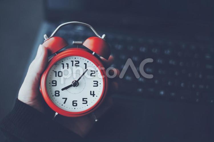 時計を持つ人と開いたノートパソコン ノートパソコン,ラップトップ,パソコンの写真素材