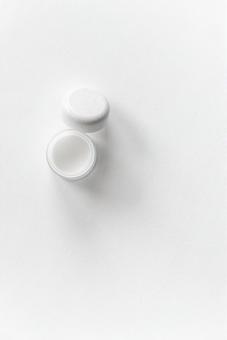 蓋の開いたクリームジャー 蓋の開いたクリームジャーの写真