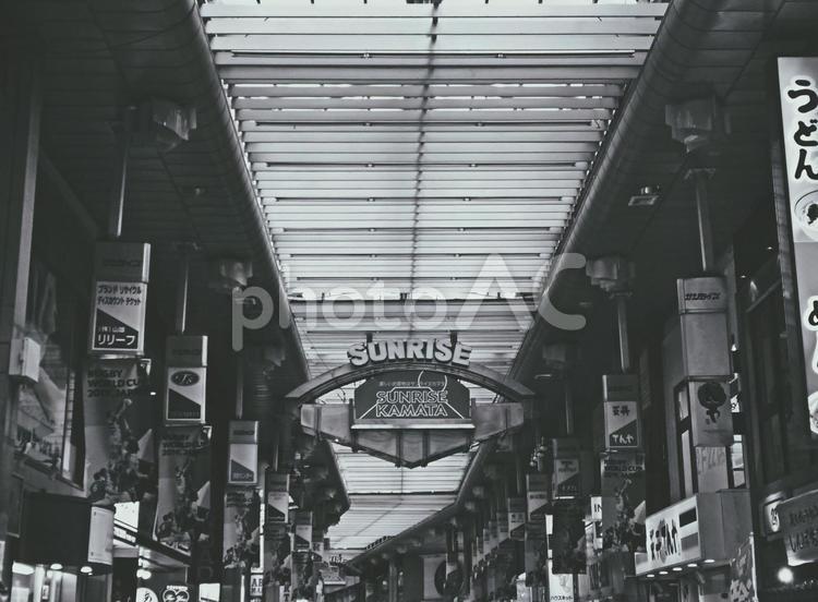 蒲田駅前商店街 白黒,モノクロ,蒲田の写真素材