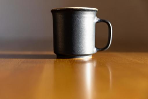 西日を浴びた黒いマグカップ コーヒー,珈琲,カップの写真素材