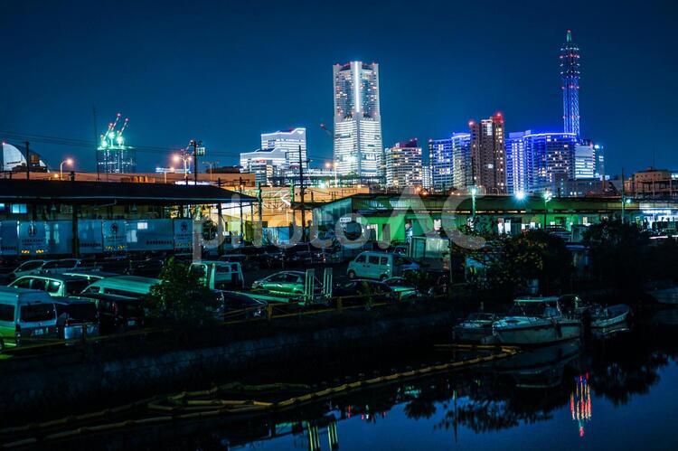 横浜港の船舶と横浜みなとみらいの夜景 船舶,船,横浜港の写真素材
