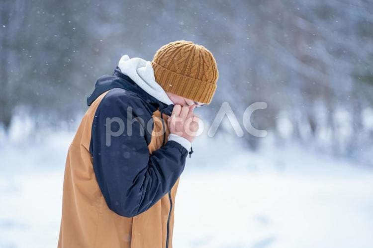 雪の中にいる男性（寒い） 寒い,冬,防寒着の写真素材