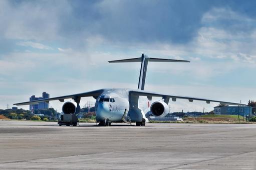 入間航空祭　滑走路上のC-2輸送機 間基地,航空祭,航空自衛隊の写真素材