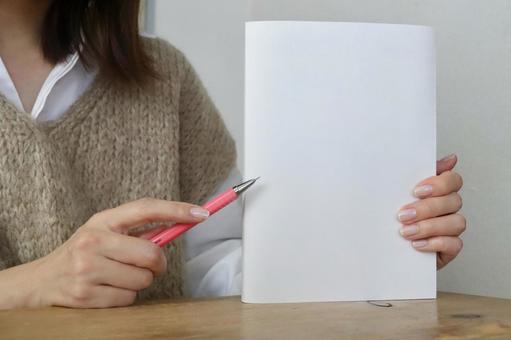 ノートとペンを持つ女性 女性,ビジネス,ペンの写真素材