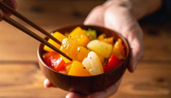 芋の煮物を箸でとるの写真