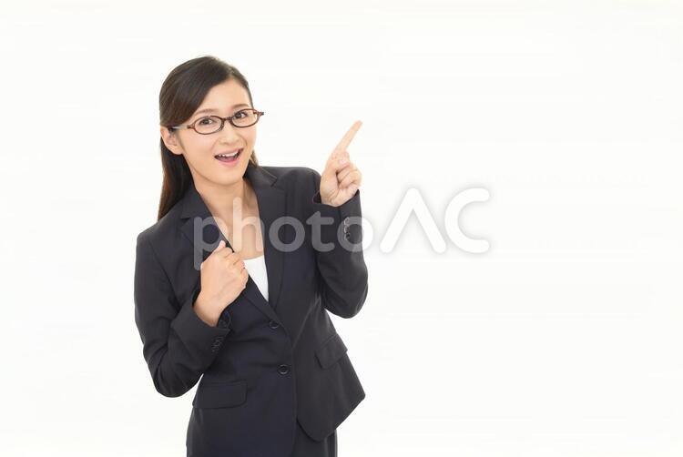 指示する笑顔のビジネスウーマン 女性,ビジネスウーマン,女の写真素材