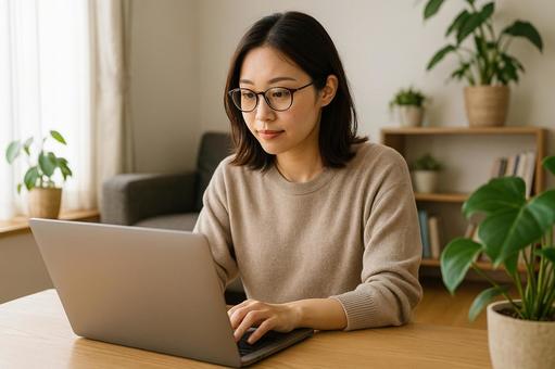 在宅勤務女性PC操作 在宅勤務女性PC操作の写真
