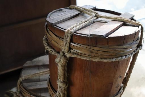 樽 樽 味噌樽,酒樽,醬油樽の写真素材