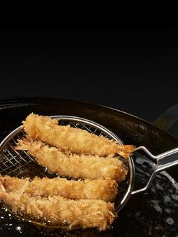 油で揚げているエビフライ(調理中) 油で揚げているエビフライ(調理中) 海老フライ,エビフライ,揚げるの写真素材