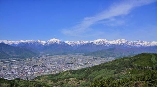 鷹狩山から見た大町市と北アルプスの山々 鷹狩山から見た大町市と北アルプスの山々 北アルプス,烏帽子岳,南沢岳の写真素材
