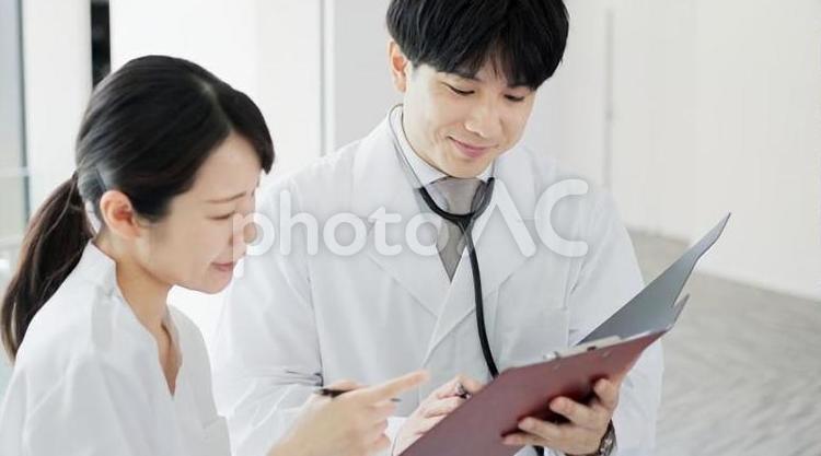 医療方針を話す医師と看護師 医師,医者,男性の写真素材