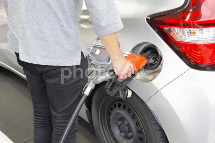 車にガソリンを給油する男性 ガソリン,男性,給油の写真素材